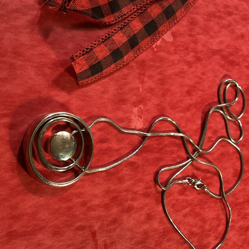 Silver tone concentric circle necklace